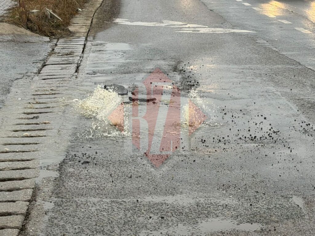 fantana-arteziana-in-plina-strada,-la-rond-era.-canalizarea-refuleaza-–-video,-update