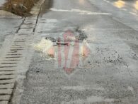 fantana-arteziana-in-plina-strada,-la-rond-era.-canalizarea-refuleaza-–-video,-update