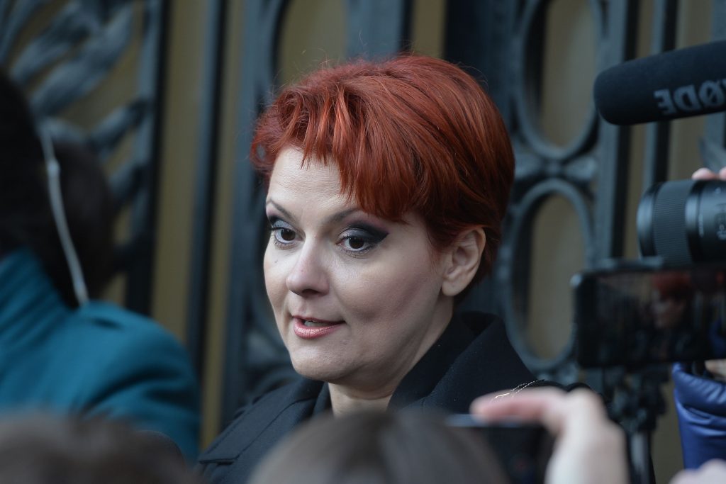 lia-olguta-vasilescu-ii-raspunde-lui-miruta,-dupa-ce-a-acuzat-ca-un-bloc-de-9-etaje-din-craiova-obtureaza-un-radar-militar:-n-au-vazut-soldati-decat-in-filme-/-gagauta-de-ministru