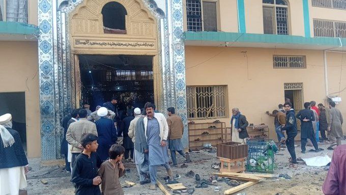 atentat-cu-bomba-la-o-moschee-din-capitala-pakistanului.-cel-putin-31-de-morti,-169-de-persoane-ranite
