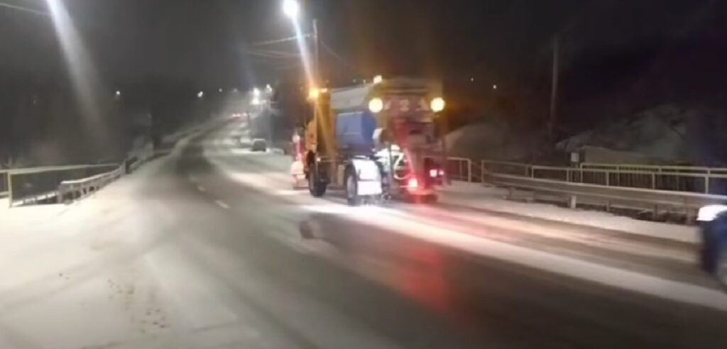 trafic-reluat-pe-dn-28!-echipele-drdp-iasi-au-intervenit-de-urgenta-dupa-blocajul-provocat-de-ninsoare-si-polei