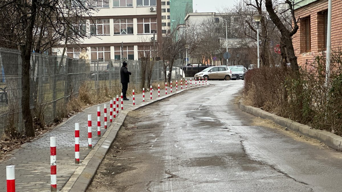 pietonii-pot-circula-din-nou-pe-trotuarul-de-pe-aleea-decebal.-primaria-iasi-a-montat-stalpi-pentru-delimitare,-iar-soferii-nu-si-mai-pot-parca-masinile