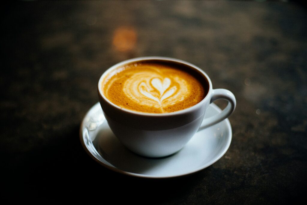 cateva-cesti-de-ceai-sau-cafea-pe-zi-ar-putea-reduce-riscul-de-dementa.-ce-mai-arata-rezultatele-unui-studiu-recent
