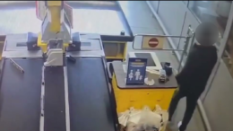 trei-tineri-au-fost-prinsi-la-furat-in-magazine,-la-iasi.-au-sustras-dulciuri,-sosete-si-pantofi