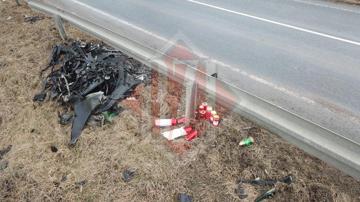 altar-langa-asfalt,-dupa-moartea-celor-3-suflete-in-accidentul-de-la-ciortesti.-soferii-opresc-sa-aprinda-candele-si-se-roaga-in-locul-tragediei