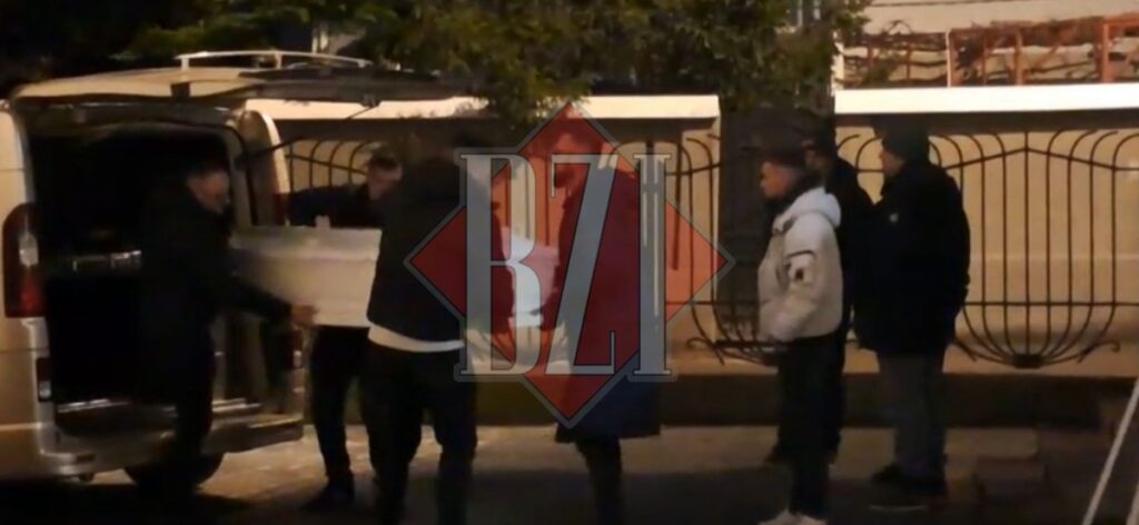 imagini-sfasietoare-la-o-zi-dupa-accidentul-mortal-de-la-ciortesti-sorin,-diana-si-fiica-lor,-ilinca,-au-fost-depusi-la-capela.-iata-ce-lipseste-de-pe-crucea-micutei