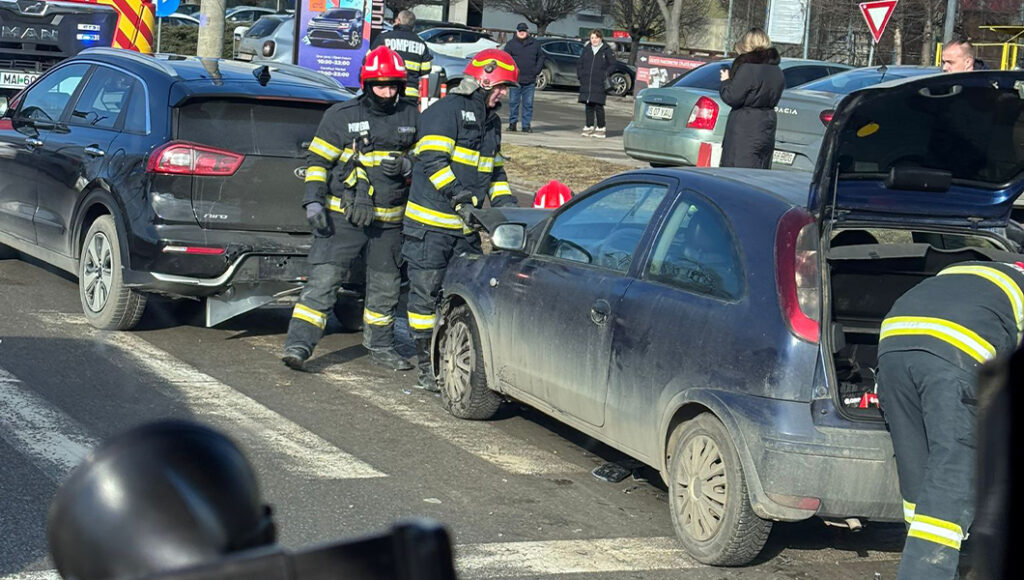 accident-rutier-pe-bulevardul-tudor-vladimirescu-din-iasi!-doua-masini-si-trei-persoane-au-fost-implicate