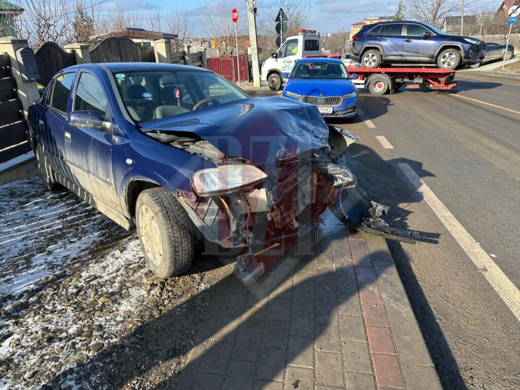 accident-rutier-in-miroslava!-trei-masini-s-au-lovit-frontal!-o-femeie-este-blocata-si-in-stare-de-soc-–-video