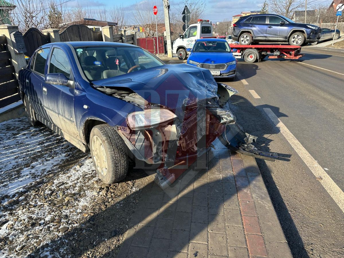 accident-rutier-in-miroslava!-trei-masini-s-au-lovit-frontal!-o-femeie-este-blocata-si-in-stare-de-soc-–-video
