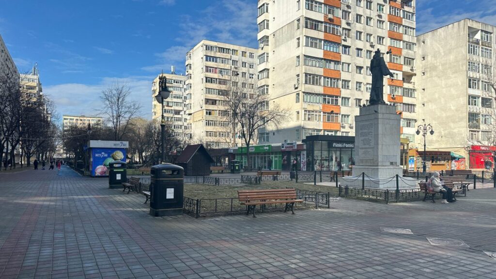 primaria-iasi-va-deschide-un-nou-santier-in-piata-voievozilor-din-cartierul-alexandru-cel-bun.-vor-fi-inlocuite-pavelele-si-reamenajate-spatiile-verzi