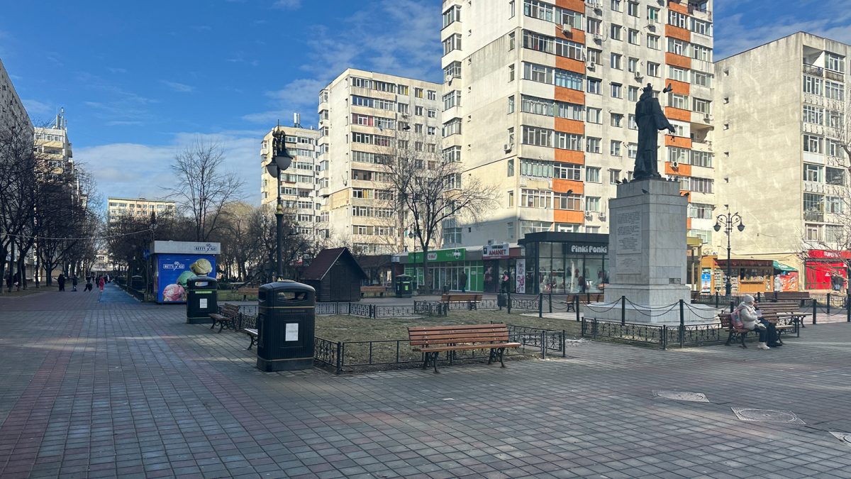 primaria-iasi-va-deschide-un-nou-santier-in-piata-voievozilor-din-cartierul-alexandru-cel-bun.-vor-fi-inlocuite-pavelele-si-reamenajate-spatiile-verzi