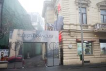 tu-esti-brancusi-–-oglinda-gigant-poarta-sarutului-la-palatul-cesianu-racovita-/-brancusi-ne-priveste-pe-toti