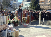 zguduitor!-a-inceput-slujba-de-inmormantare-a-sotilor-iacob-si-a-fiicei-lor.-sute-de-oameni-participa-la-funerarii-–-foto