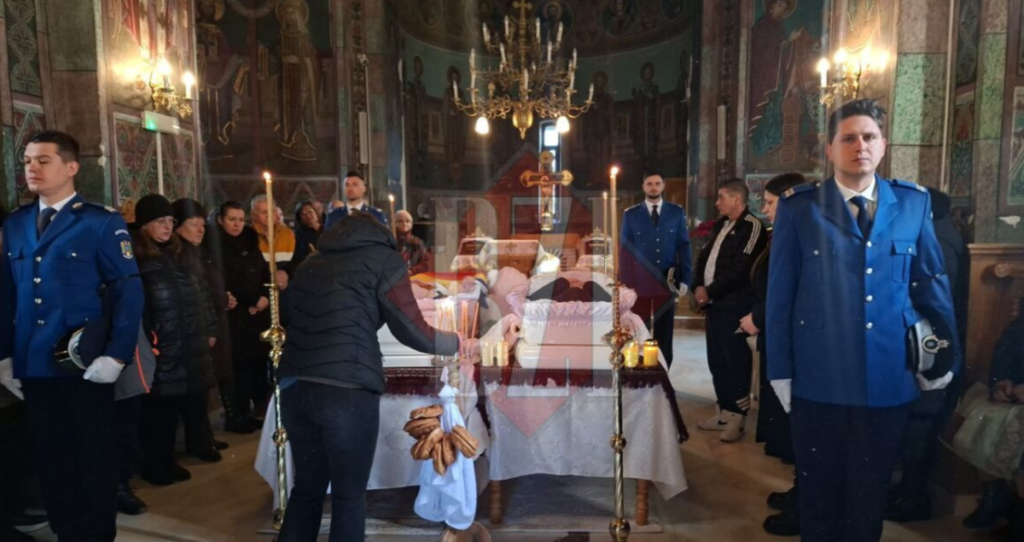 imagini-din-biserica-colegii-dianei,-in-uniforma,-la-capataiul-acesteia.-a-fost-inhumata-cu-onoruri-militare-–-foto,-video