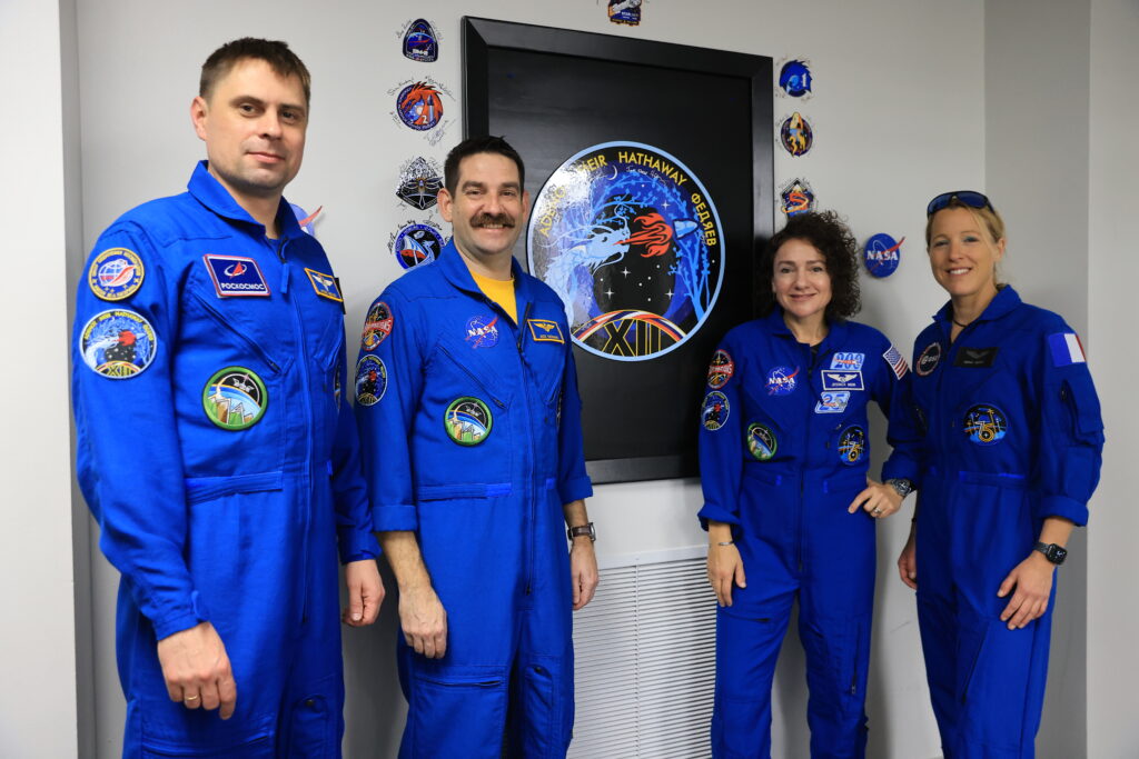 patru-noi-astronauti-ajung-la-statia-spatiala-internationala-pentru-a-inlocui-echipajul-evacuat-al-nasa