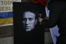 zeci-de-oameni-s-au-adunat-la-mormantul-lui-navalnii-din-moscova.-mama-cere-justitie-pentru-fiul-otravit