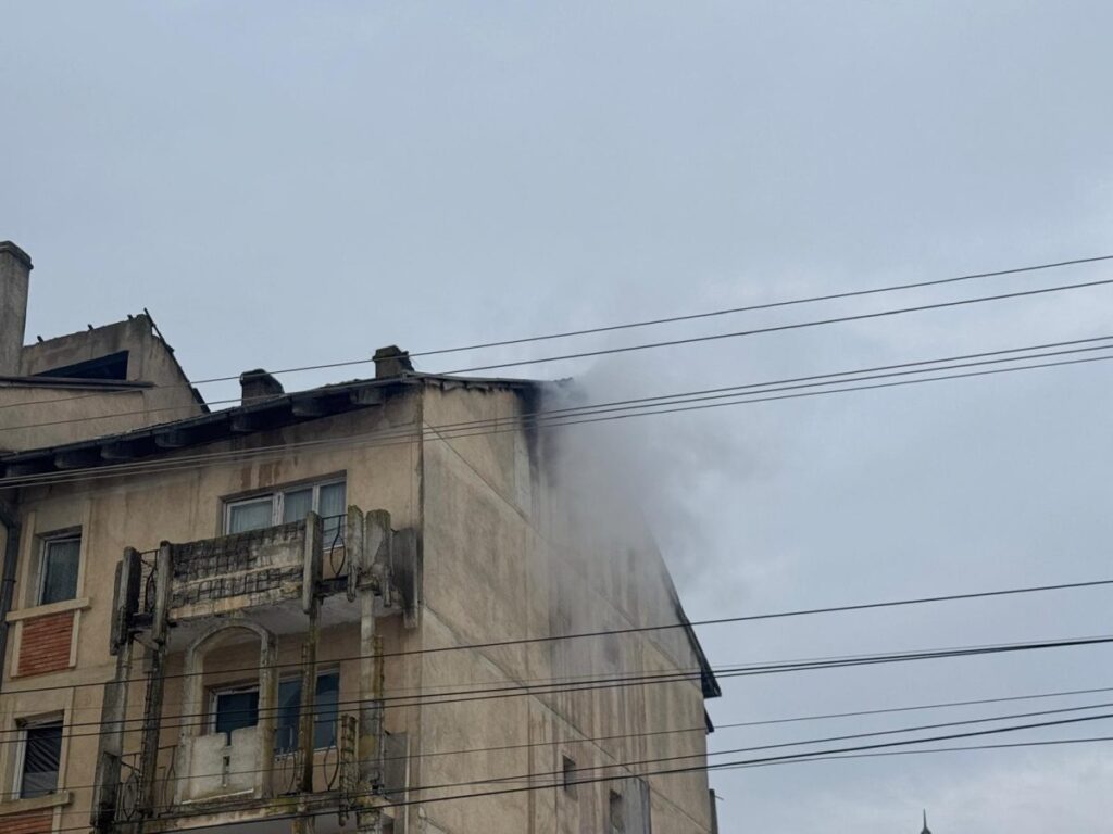 incendiu-puternic-la-un-bloc-din-tibanesti.-mai-multe-persoane-s-au-autoevacuat