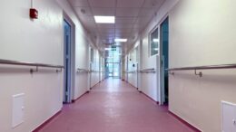 salariile-medicilor-scutite-de-la-taieri-alexandru-rogobete:-veniturile-din-sanatate-nu-vor-fi-taiate.-ar-fi-insemnat-un-nou-exod-al-acestora-din-sistem