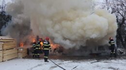 incendiu-la-o-rulota,-in-curtea-unei-fabrici-de-cherestea-din-iasi.-interventie-de-urgenta-a-pompierilor-–-video