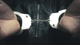 politistii-din-iasi-au-incatusat-doi-barbati.-acestia-au-incalcat-ordinele-de-protectie-emise-impotriva-lor