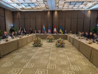 negocierile-de-pace-au-inceput-la-geneva.-in-fata-cladirii-se-desfasoara-o-manifestatie-pro-ucraina