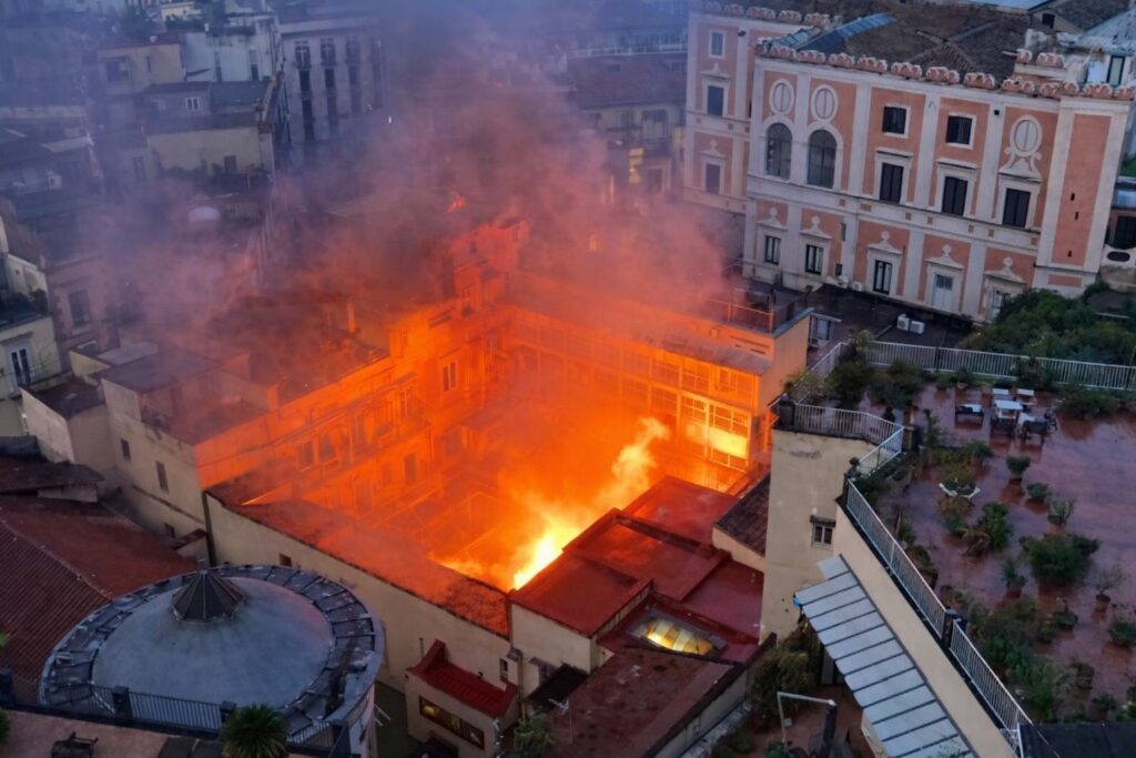 incendiu-devastator-la-teatrul-sannazaro-din-napoli:-cupola-a-ars-complet,-cladirea-grav-afectata