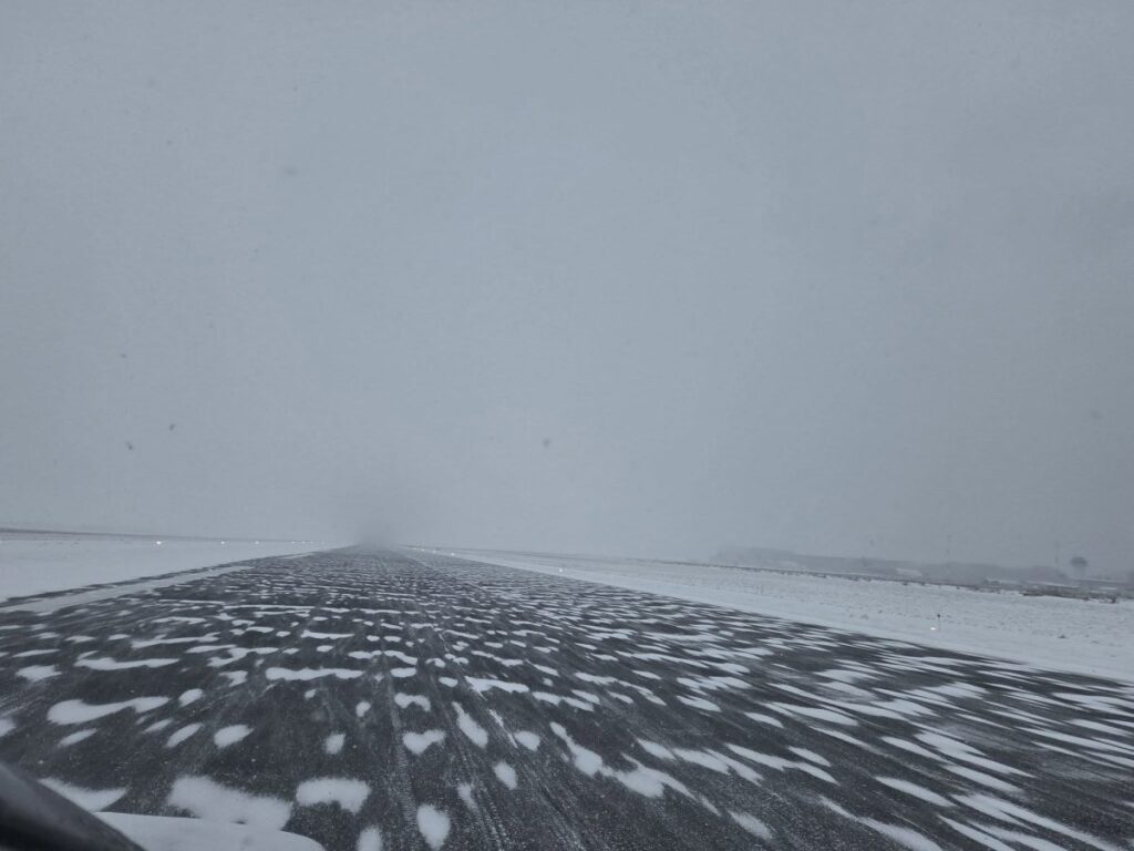 aeroportul-iasi-functioneaza-normal-in-ciuda-ninsorii-abundente!-echipele-de-deszapezire-lucreaza-la-foc-continuu