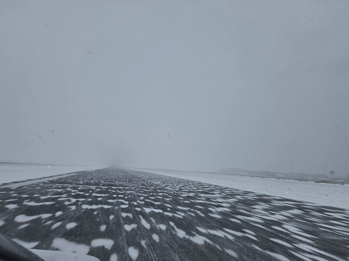 aeroportul-iasi-functioneaza-normal-in-ciuda-ninsorii-abundente!-echipele-de-deszapezire-lucreaza-la-foc-continuu