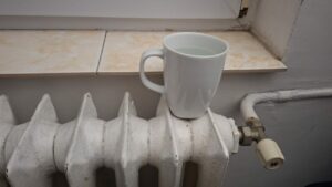 solutii-simple-pentru-o-atmosfera-placuta-in-casa,-pe-timp-de-iarna.-de-ce-este-util-sa-pui-o-cana-de-apa-pe-calorifer