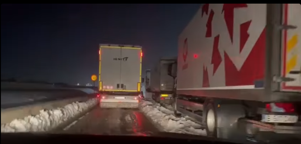 cnair-a-sesizat-politia-rutiera-dupa-ce-mai-multe-camioane-au-blocat-o-banda-pe-centura-capitalei,-in-dreptul-unui-depozit-al-unei-firme-de-curierat