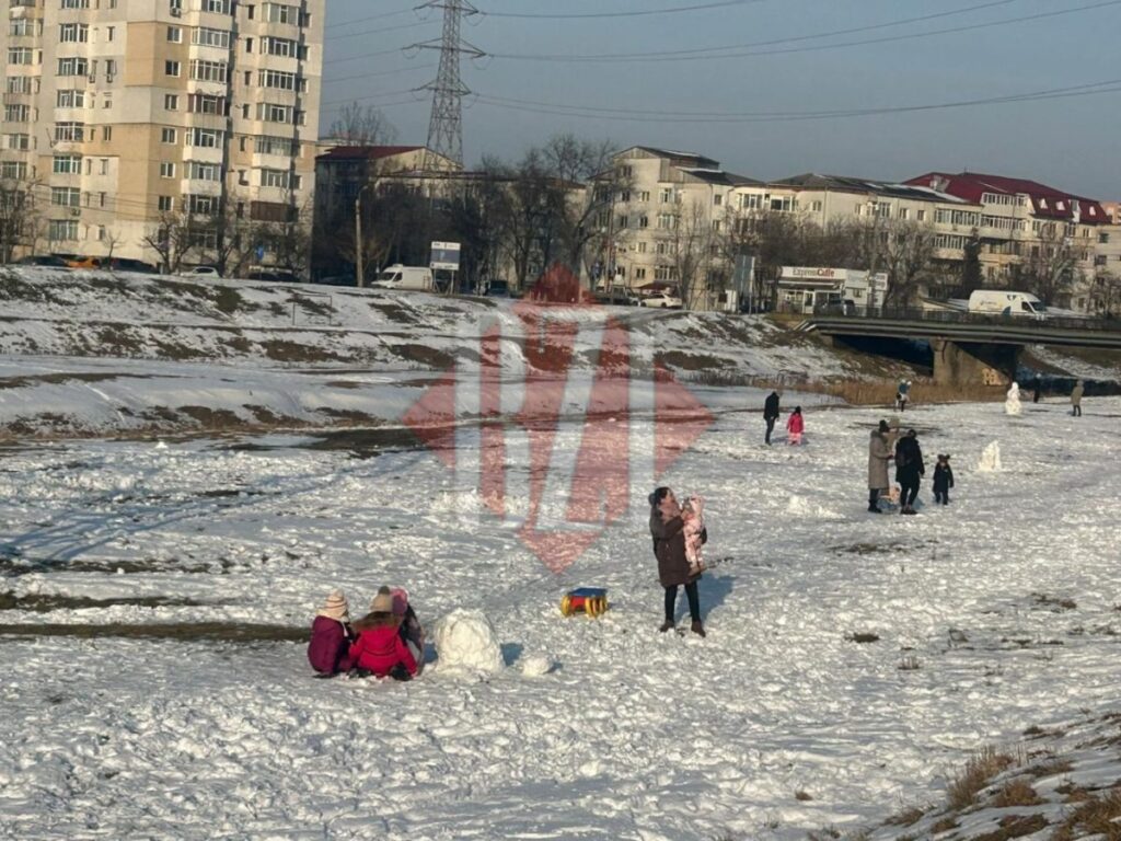 iarna-a-scos-copiii-din-case!-malul-bahluiului,-plin-de-rasete-si-oameni-de-zapada