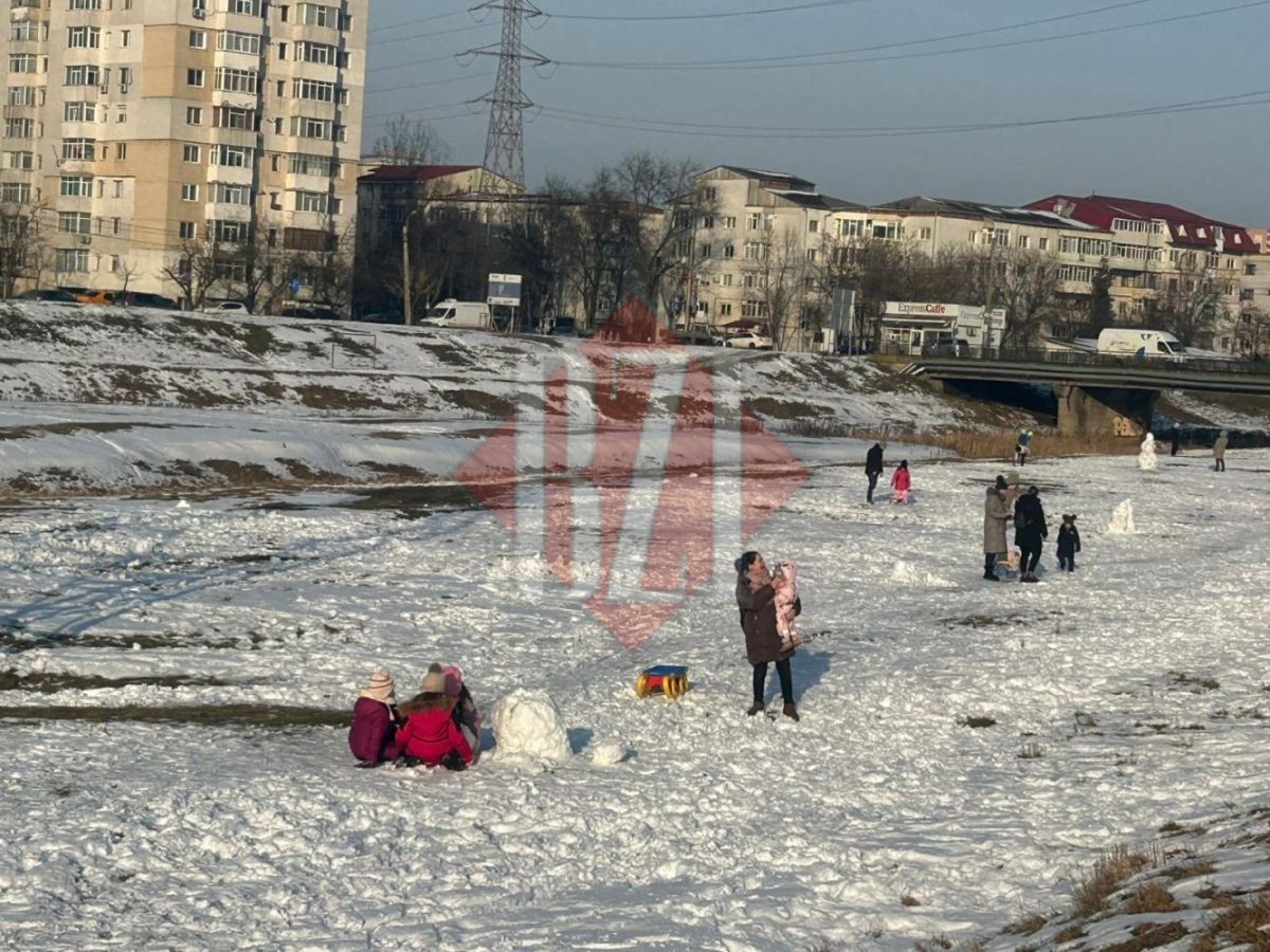 iarna-a-scos-copiii-din-case!-malul-bahluiului,-plin-de-rasete-si-oameni-de-zapada