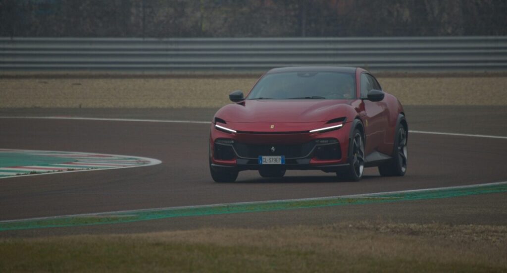 purosangue:-un-ferrari-de-familie,-fara-compromisuri.este-primul-model-cu-patru-usi,-care-nu-se-vrea-a-fi-un-suv