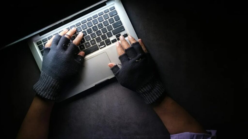 inchisoare-cu-suspendare-pentru-un-recidivist-iesean!-lasat-in-libertate,-a-spart-cardul-unei-fete-pentru-cateva-mii-de-lei!