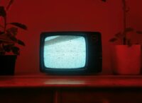 ce-au-in-comun-copiii-crescuti-cu-televizorul-mereu-pornit-in-fundal
