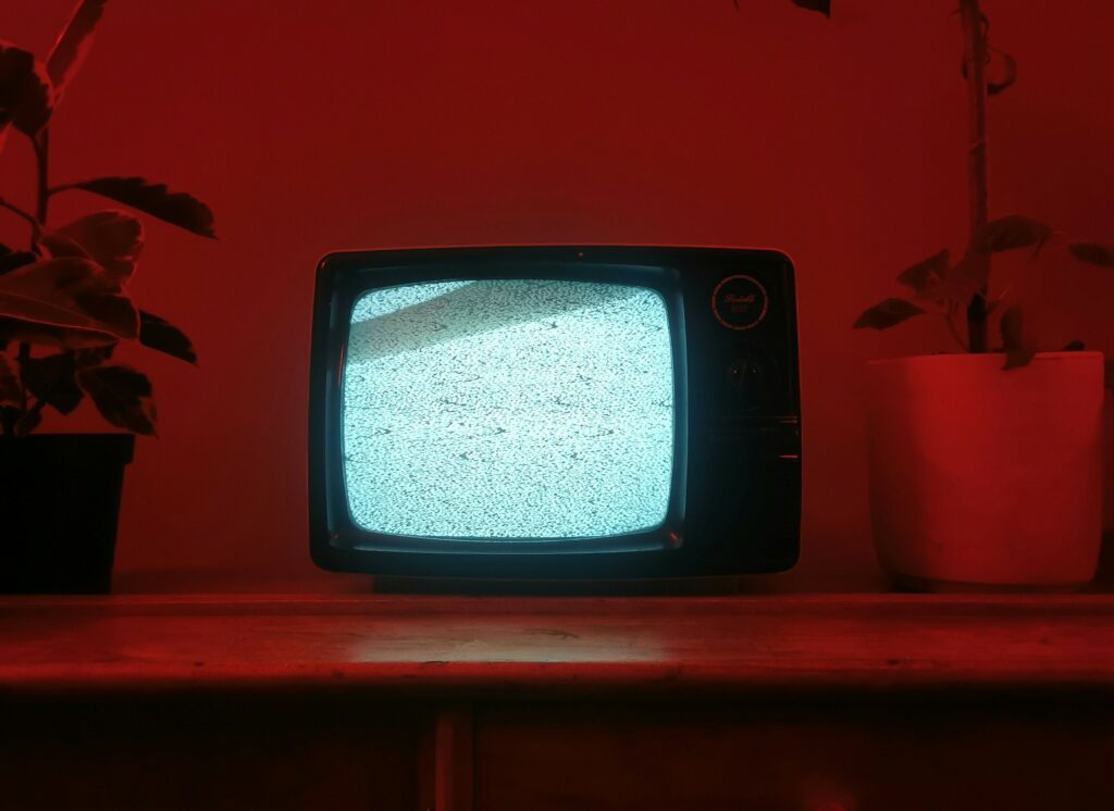 ce-au-in-comun-copiii-crescuti-cu-televizorul-mereu-pornit-in-fundal