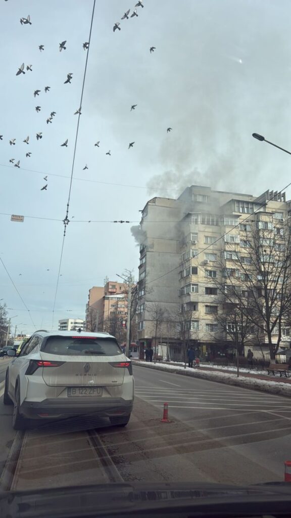 incendiu-puternic-la-un-bloc-in-nicolina.-flacarile-au-cuprins-o-parte-din-imobil-–-exclusiv-–-update