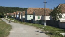 orasul-din-romania-care-risca-sa-dispara-de-pe-harta.-localnicii-mor-intr-un-ritm-alert,-iar-populatia-este-intr-o-scadere-continua