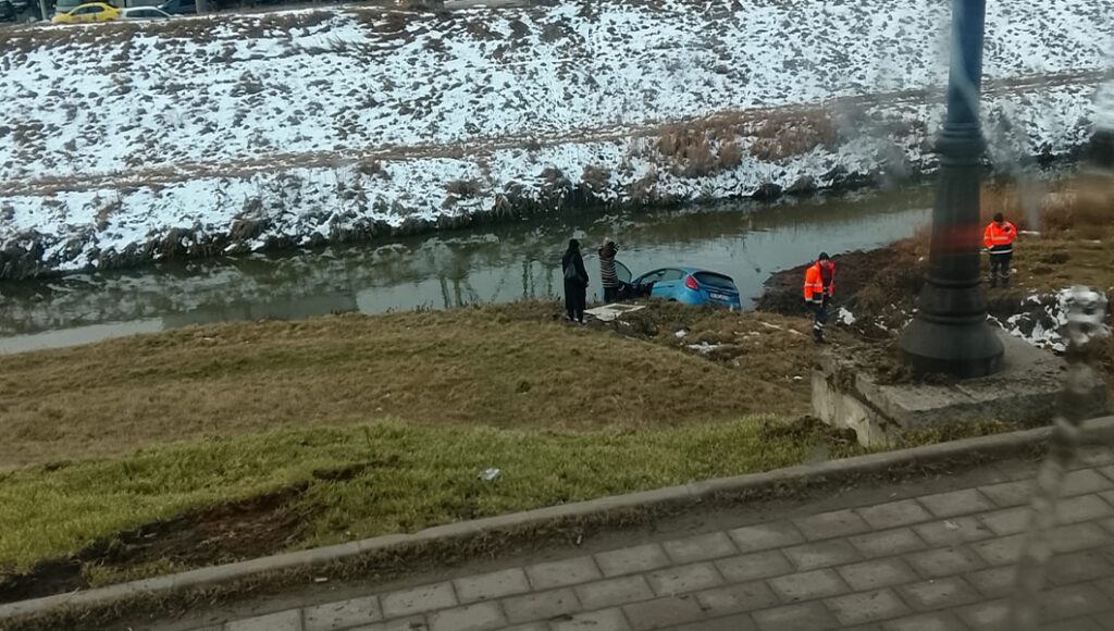 o-masina-a-cazut-in-bahlui,-intre-podurile-metalurgie-si-sfantul-ioan.-o-persoana-s-a-autoevacuat-–-update