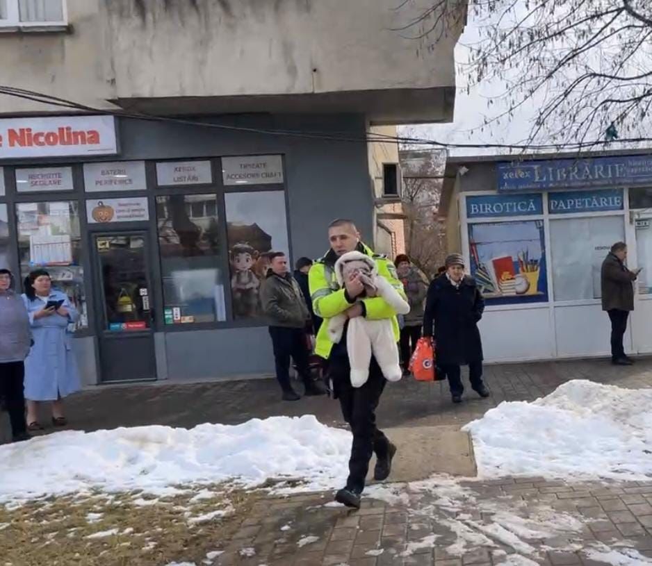 un-politist-local-a-intrat-in-blocul-cuprins-de-fum-in-nicolina-si-a-salvat-un-bebelus