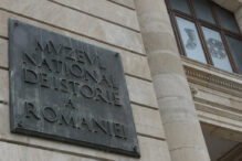 sase-tronuri-domnesti-si-regale,-expuse-la-muzeul-national-de-istorie-a-romaniei
