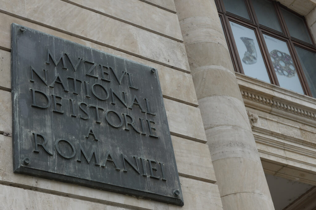 sase-tronuri-domnesti-si-regale,-expuse-la-muzeul-national-de-istorie-a-romaniei