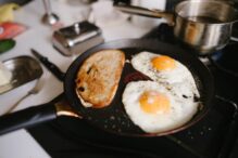specialistii-spun-in-ce-tigai-este-sigur-sa-gatesti-si-de-ce-e-recomandat-sa-renunti-la-teflon