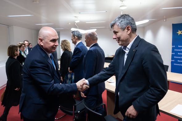 bolojan-a-aterizat-de-urgenta-la-bruxelles-cu-legea-pensiile-de-serviciu-ale-magistratilor-promulgata,-in-plic.-ce-spera-sa-recupereze-premierul