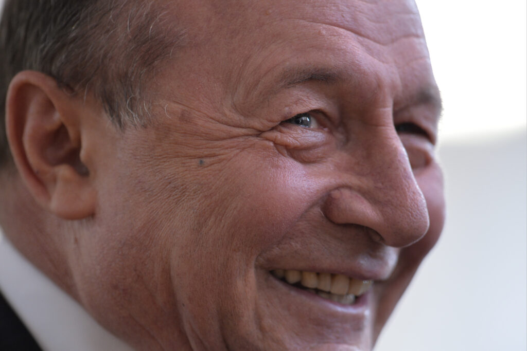 basescu:-grindeanu-da-din-gura,-bolojan-aduce-bani-in-tara”
