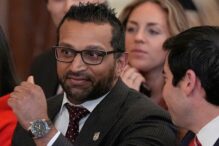 cum-s-a-aparat-directorul-fbi-dupa-imaginile-in-care-apare-petrecand-cu-bere-in-vestiarul-nationalei-sua-de-hochei