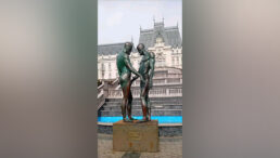 controverse-la-iasi,-in-luna-sculptorilor-romani!-o-statuie-amplasata-in-fata-palatului-culturii,-criticata-in-mediul-online