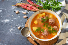 ciorba-de-perisoare-de-post-este-un-festin,-nu-o-solutie-de-avarie.-nu-ai-voie-s-o-ratezi
