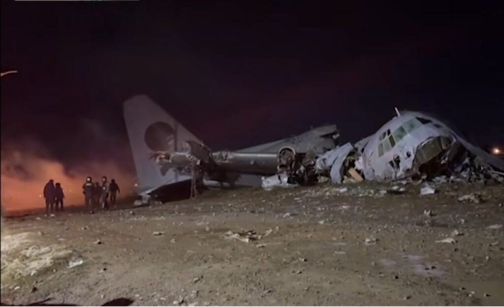 scene-incredibile-in-bolivia.-dupa-prabusirea-unui-avion-cu-bani,-localnicii-s-au-pus-pe-strans-bancnotele,-printre-cadavre-si-ramasitele-aeronavei