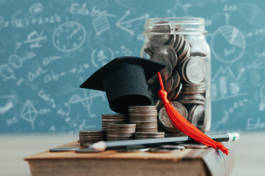 ministerul-educatiei-ofera-peste-39000-de-burse-sociale-pentru-tinerii-din-mediile-dezavantajate.-scopul-este-prevenirea-abandonului-scolar